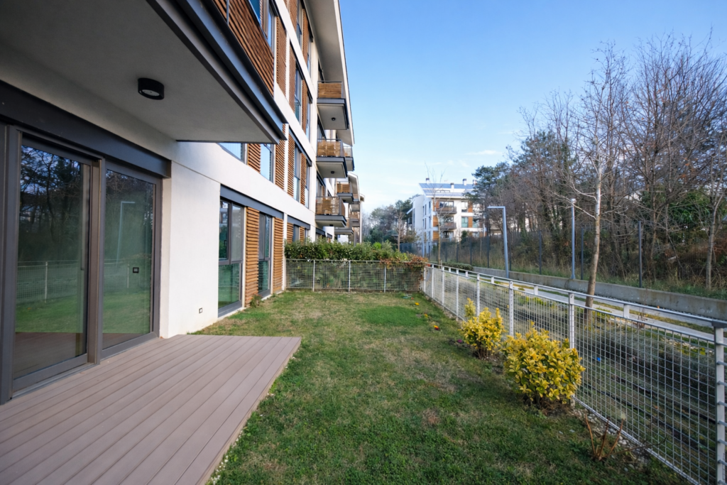 güvenli zekeriyaköy kiralık 2+1 köşe bahçe