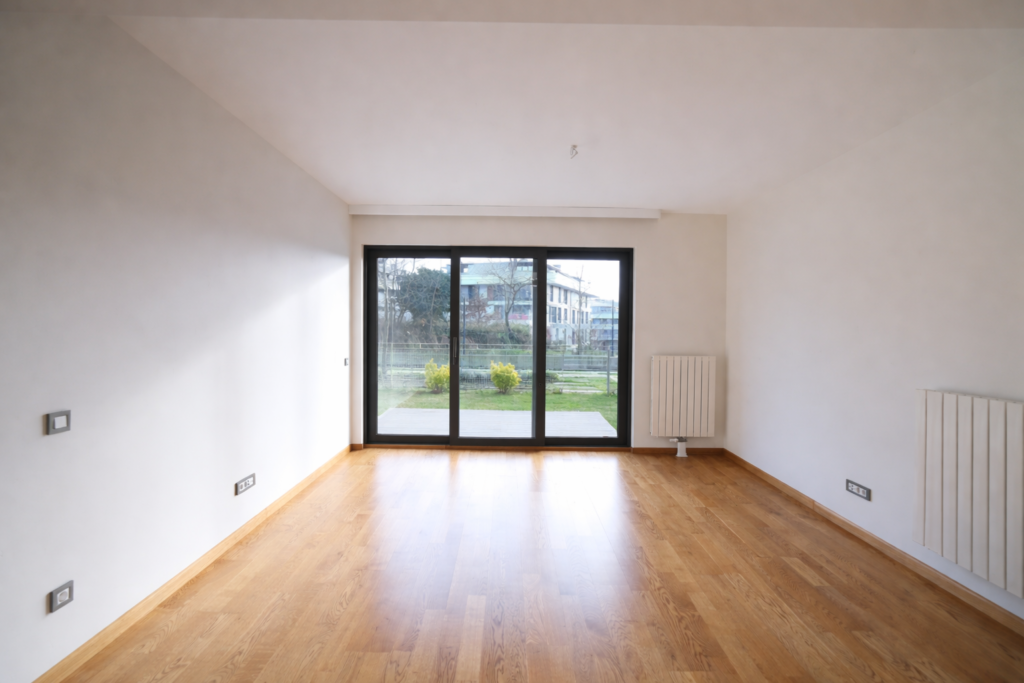 lüks zekeriyaköy kiralık 2+1 köşe bahçe