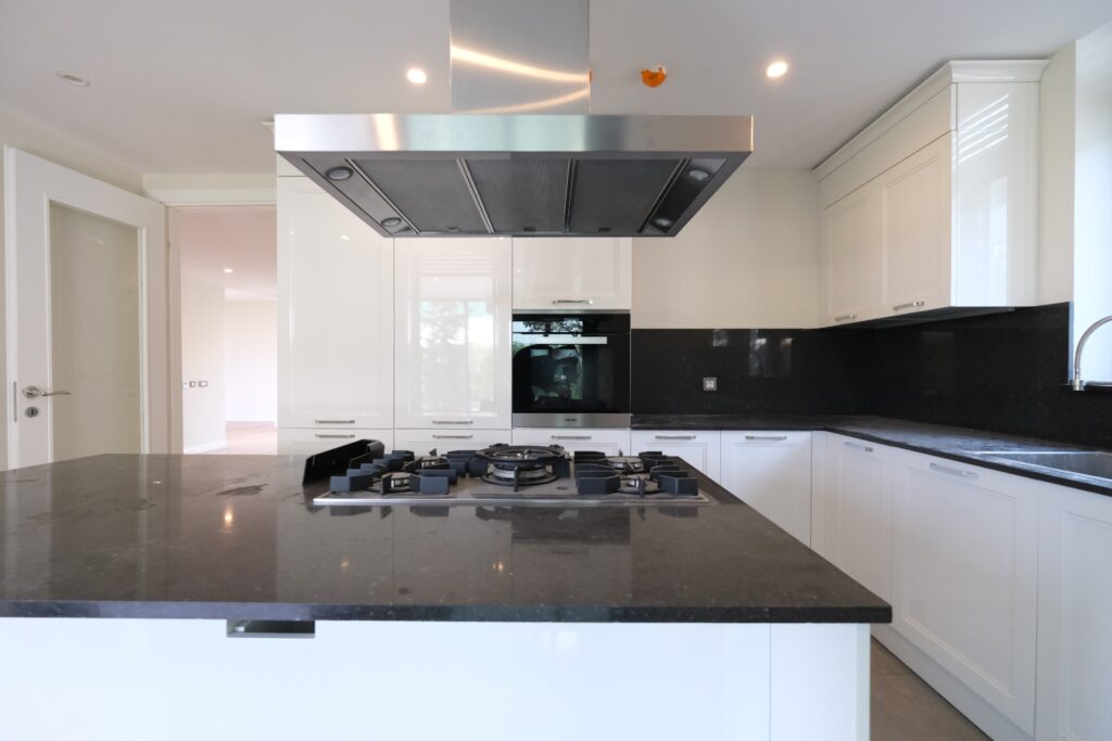 sarıyer bölgesinde zekeriyaköy de kiralık müstakil havuzlu villa