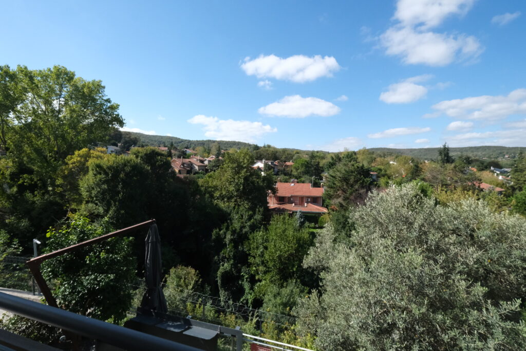 aileye uygun zekeriyaköy satılık 2+1 köşe ara kat