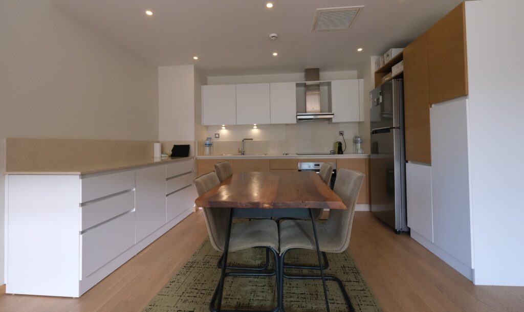 açık yüzme havuzlu zekeriyaköy satılık 2+1 köşe ara kat