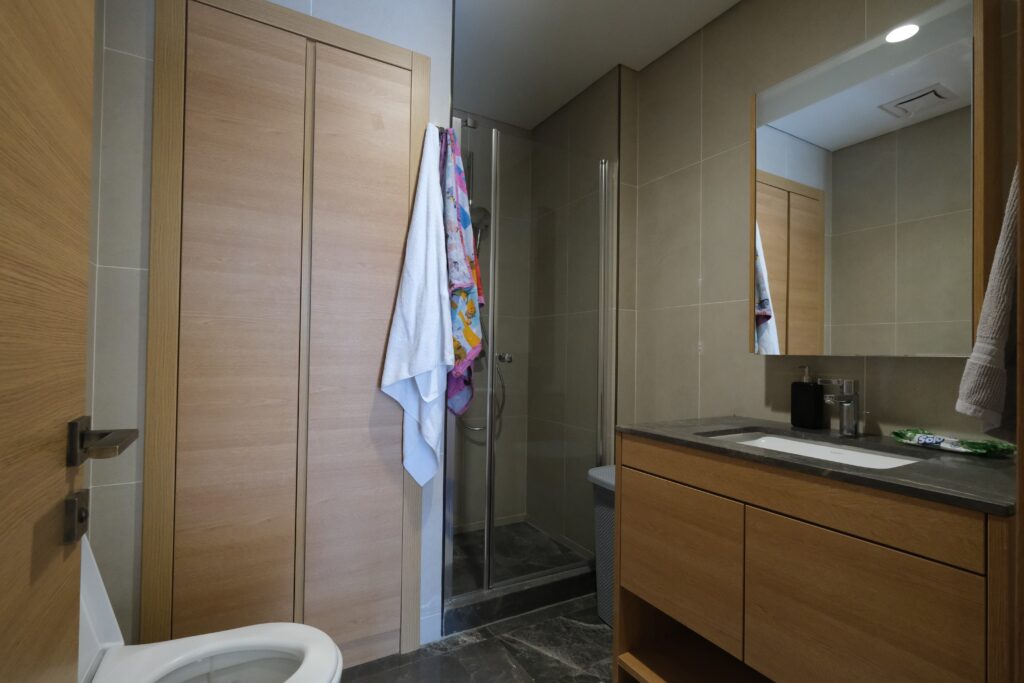 güvenlikli site zekeriyaköy satılık 2+1 köşe ara kat