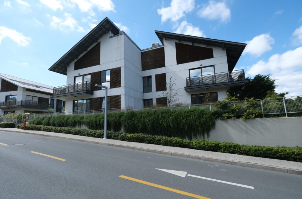 doğa manzaralı zekeriyaköy satılık 2+1 köşe ara kat